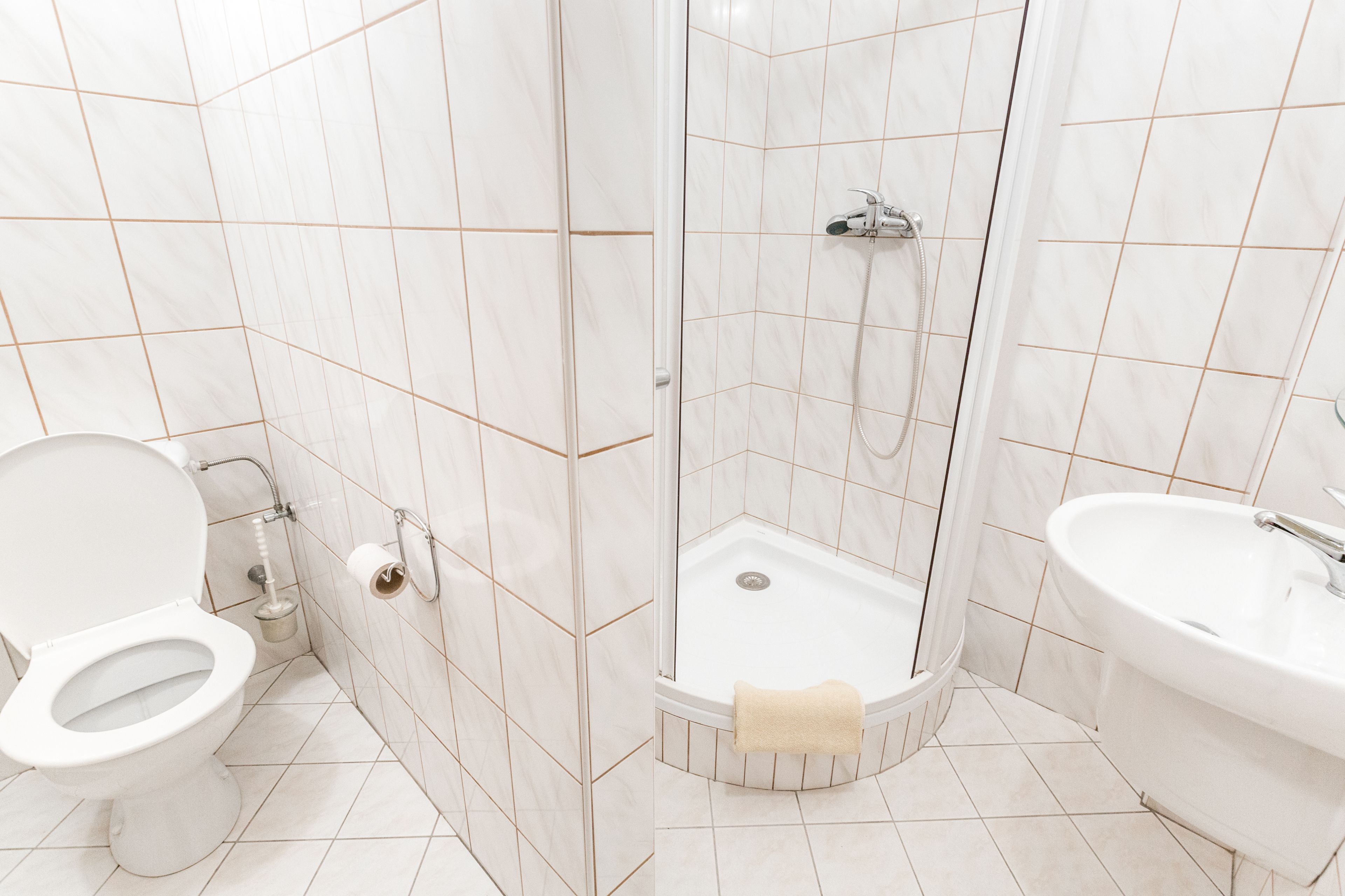 Un baño con inodoro, ducha y lavamanos.