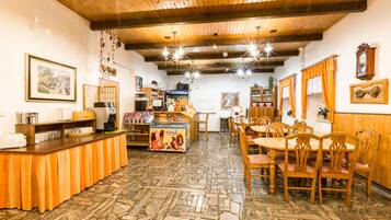 Café da manhã com buffet grátis todos os dias