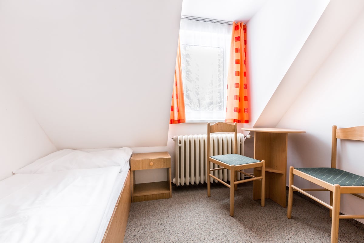 Single Room ( 205) | Free cots/infant beds, rollaway beds, free WiFi, bed sheets