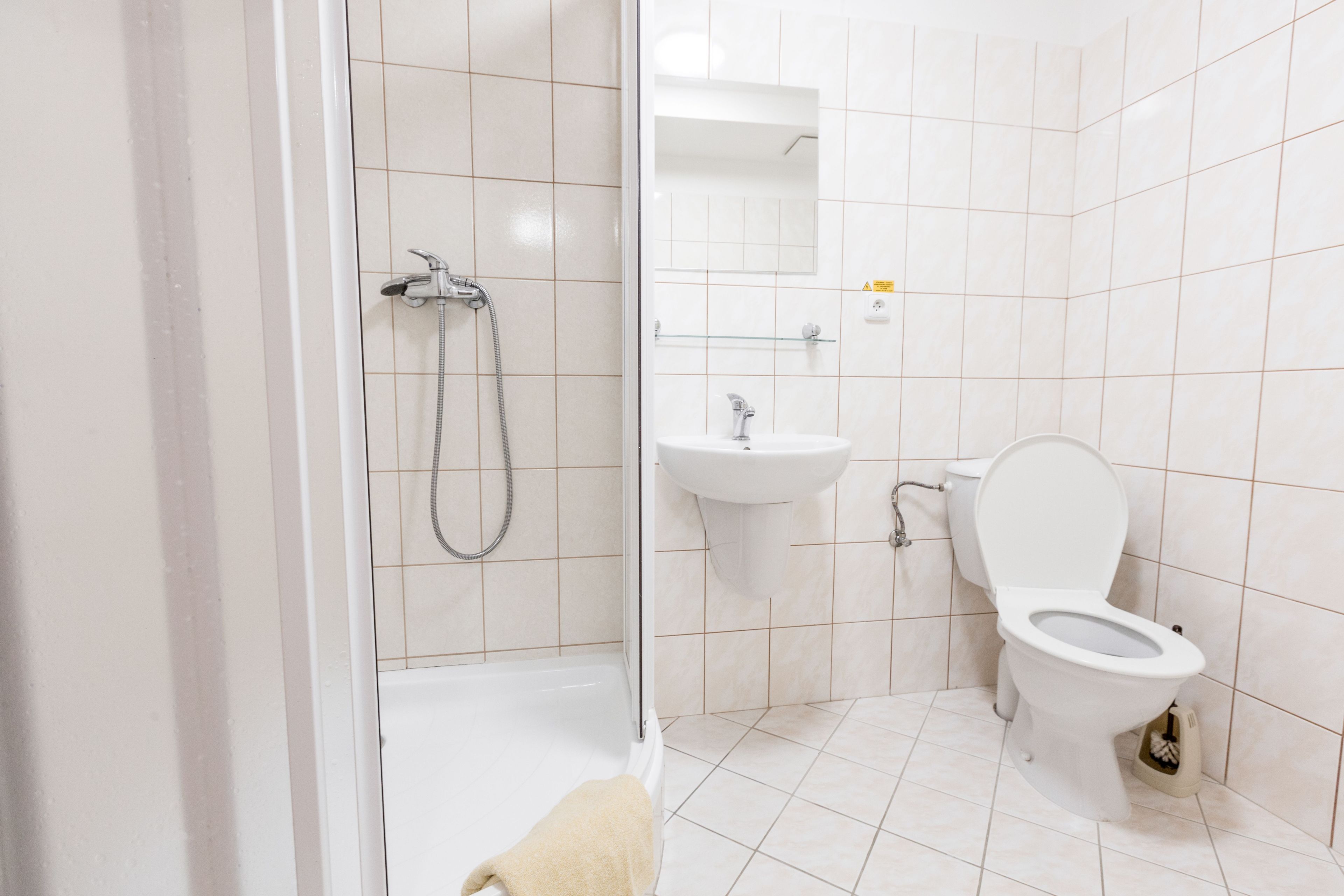 double or twin room (with extra bed, room 8) | bathroom | free toiletries, hair dryer, towels