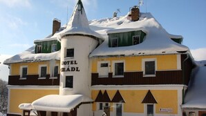 Un edificio de varios pisos con una torre destacada que dice "HOTEL RADL".