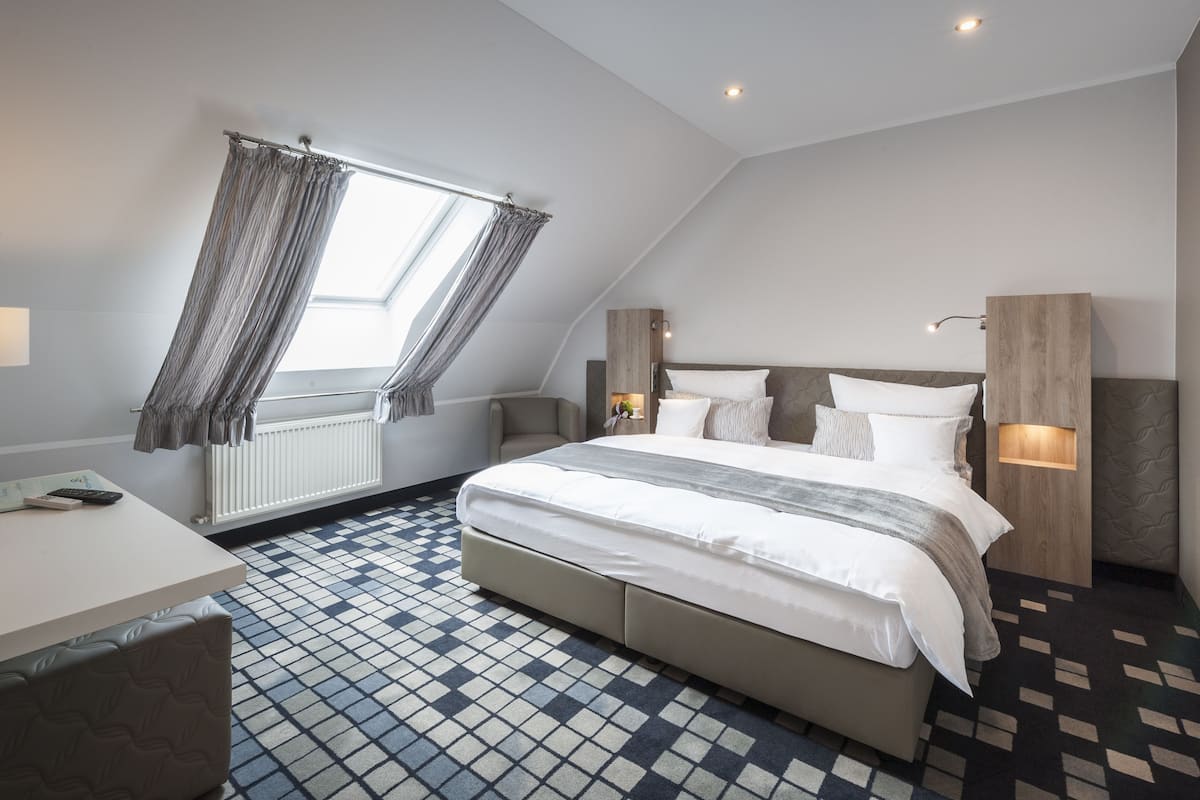 Premium bedding, down duvets, individually decorated, desk