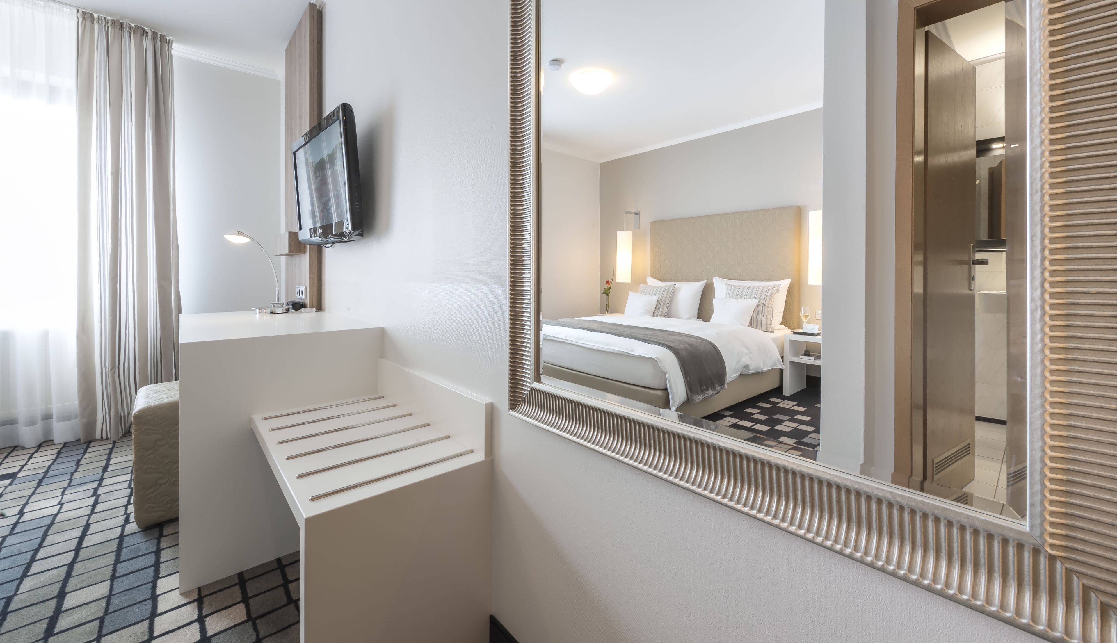 Kamar Double Comfort | Seprai premium, selimut bulu angsa, dan didekorasi berbeda-beda