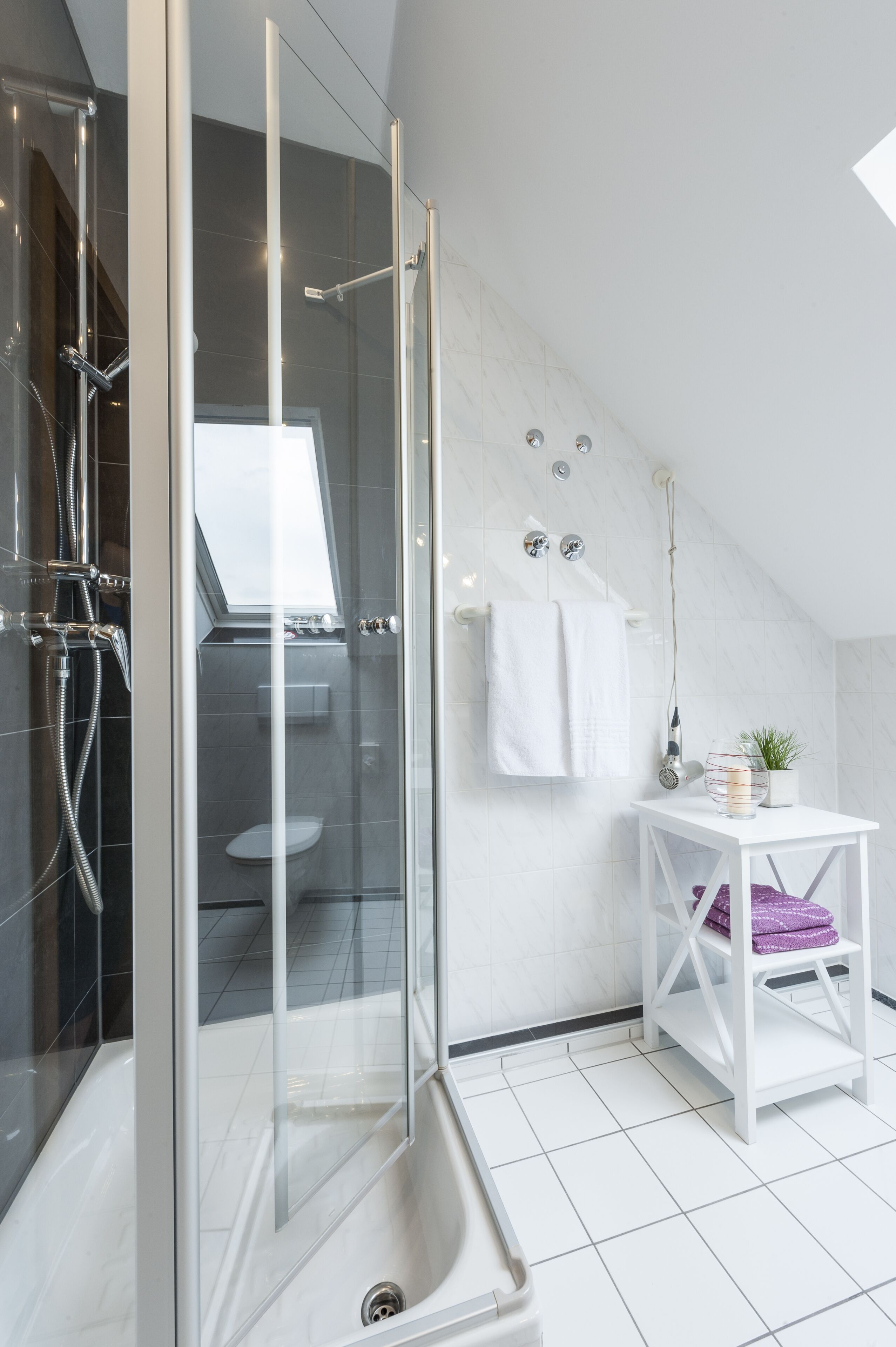 Dusche, kostenlose Toilettenartikel, Haartrockner, Bademäntel