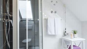 Dusche, kostenlose Toilettenartikel, Haartrockner, Bademäntel