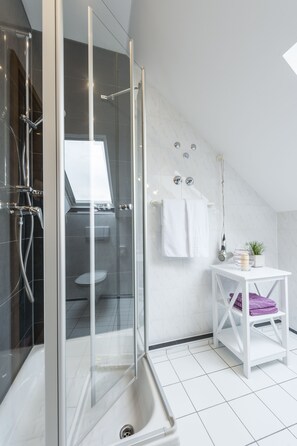 Shower, free toiletries, hair dryer, bathrobes - Hotel Bei Den Tongruben (Neuberg)