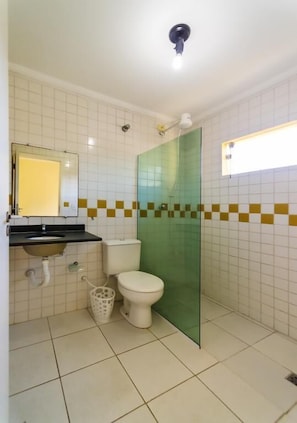 Apartment | Bathroom | Shower, towels - Flat Portal do Sol (Ubatuba)