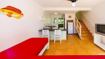 Apartamento | Cozinha privada | Geladeira grande, fogão, cooktop, talheres/pratos/utensílios de cozinha