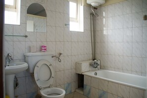 Combined shower/bathtub, free toiletries, towels