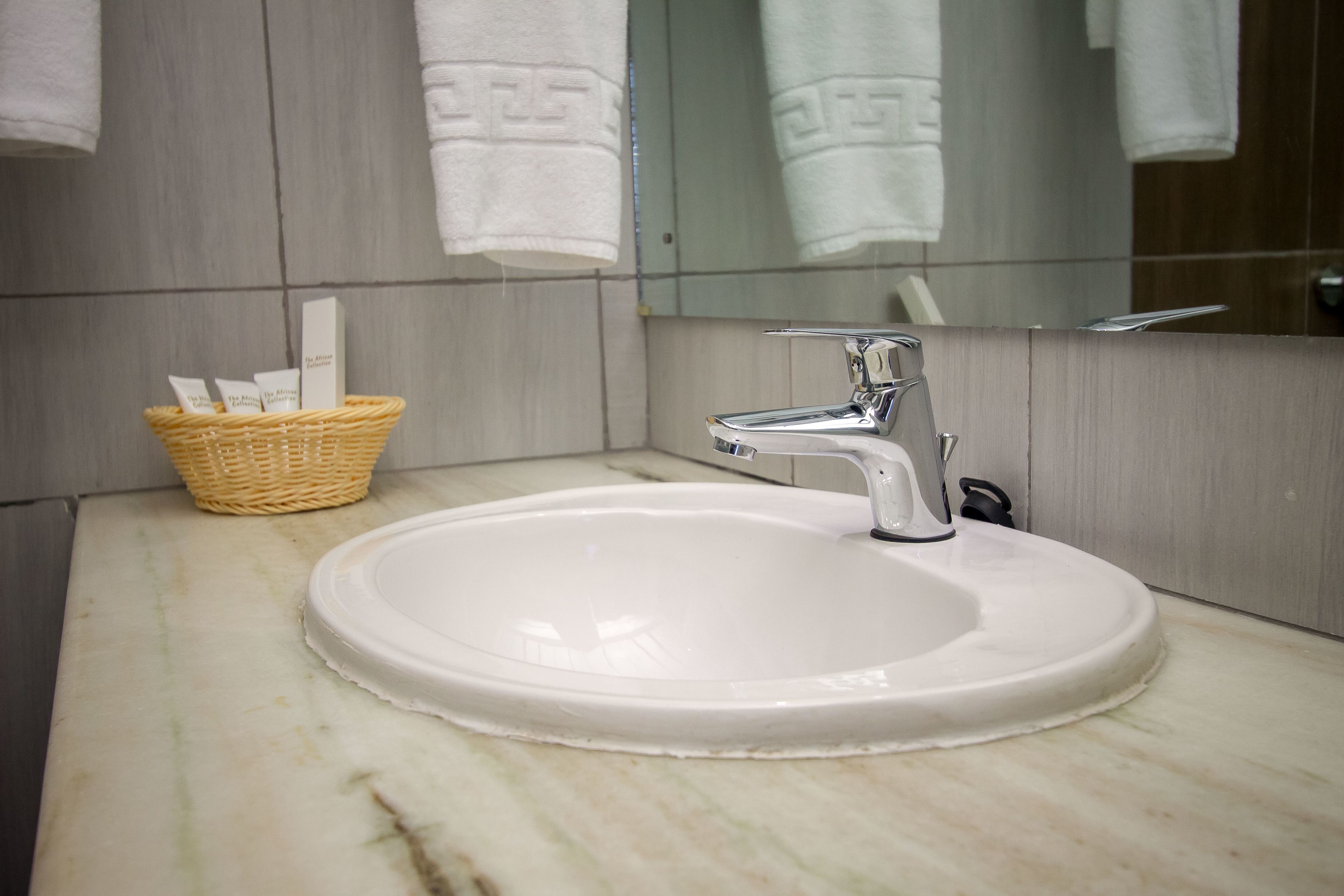 deluxe double room | bathroom sink
