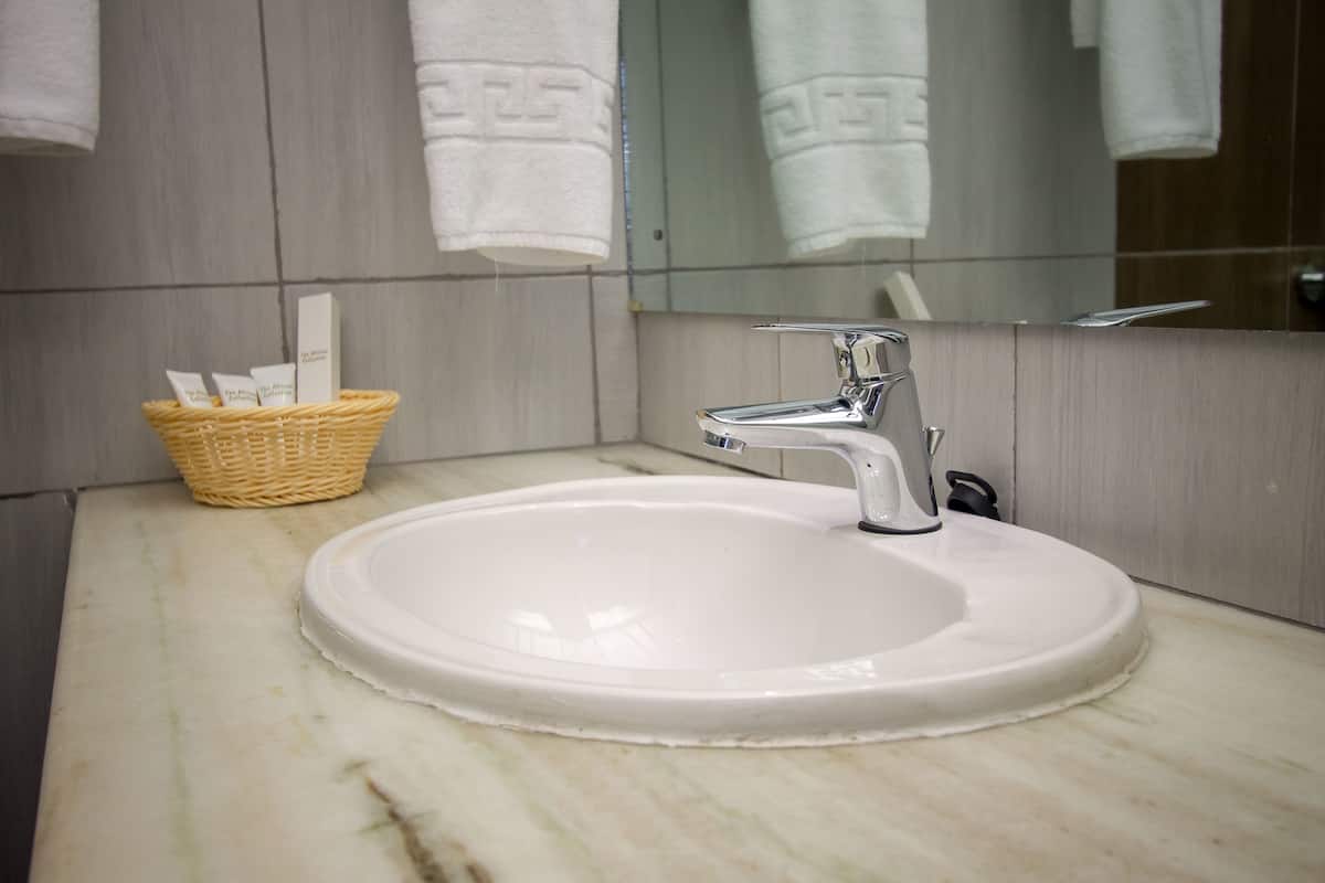 deluxe double room | bathroom sink