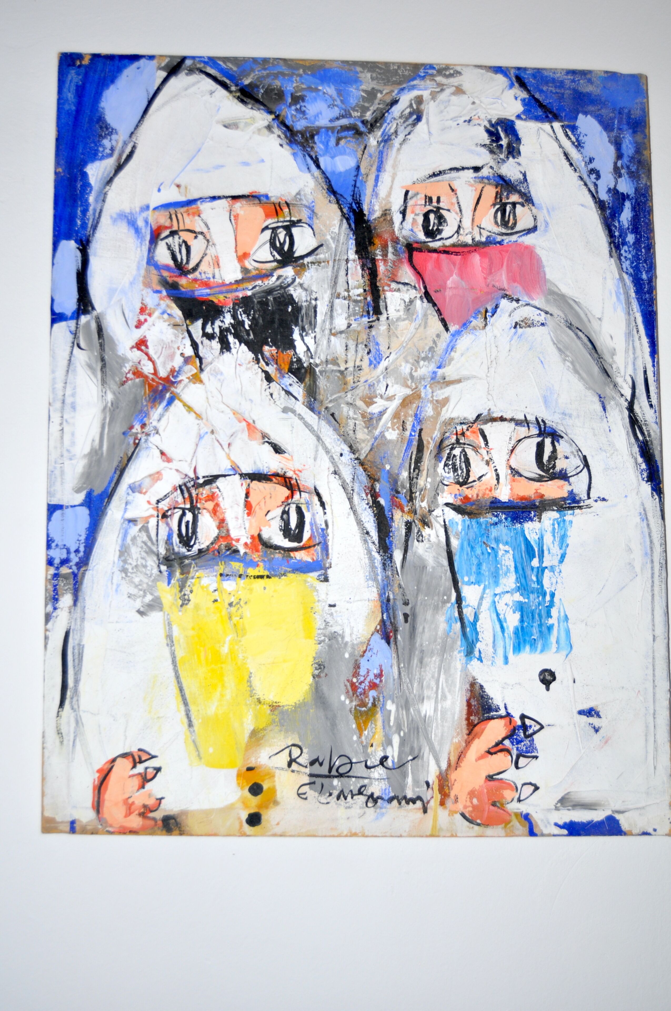 Una pintura con figuras abstractas y una firma.