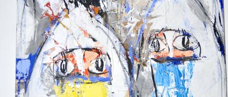 Una pintura con figuras abstractas y una firma.
