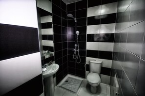 Dreibettzimmer | Badezimmer | Kostenlose Toilettenartikel, Handtücher