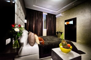 Quarto triplo | Roupas de cama premium, cofres nos quartos, escrivaninha