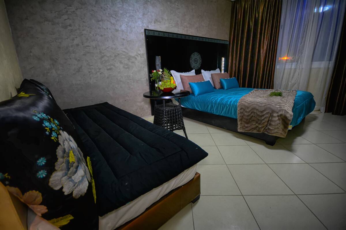 Triple Room | Peralatan tempat tidur premium, peti besi dalam bilik, meja 