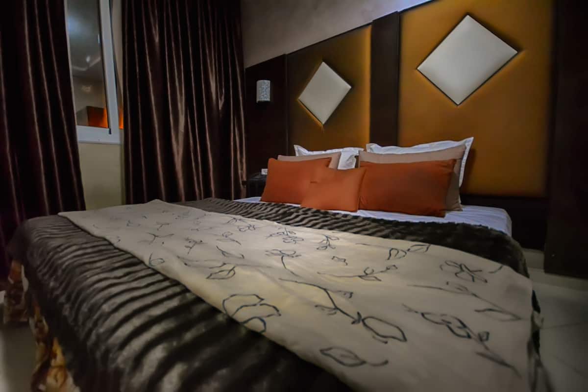 Peralatan tempat tidur premium, peti besi dalam bilik, meja 