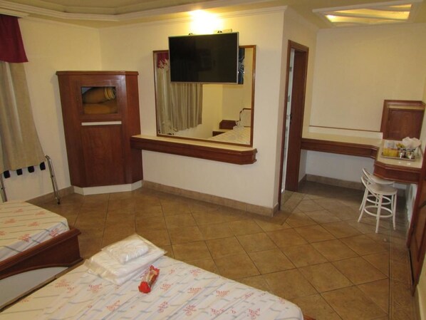 Habitació estàndard, fumadors | Escriptori, habitacions insonoritzades i wifi gratuïta