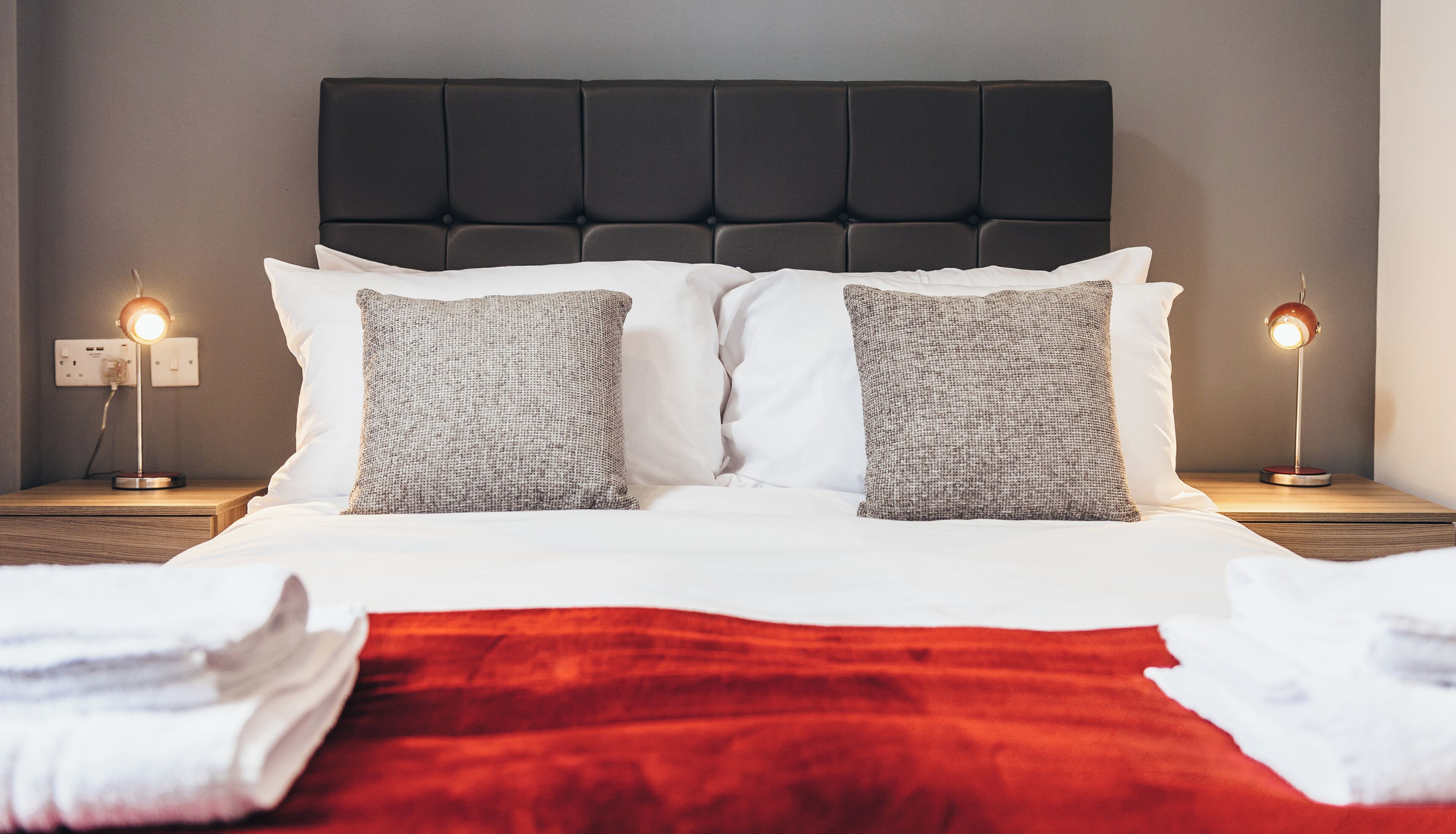 Departamento empresarial | Ropa de cama de alta calidad y caja de seguridad en la habitación 