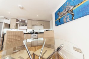 Leilighet – deluxe, 2 soverom | Eget kjøkken | Kjøleskap, mikrobølgeovn, ovn og kokeplater