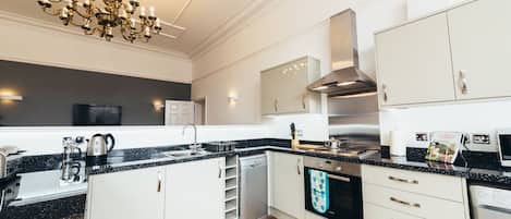 Full-size fridge, microwave, oven, stovetop