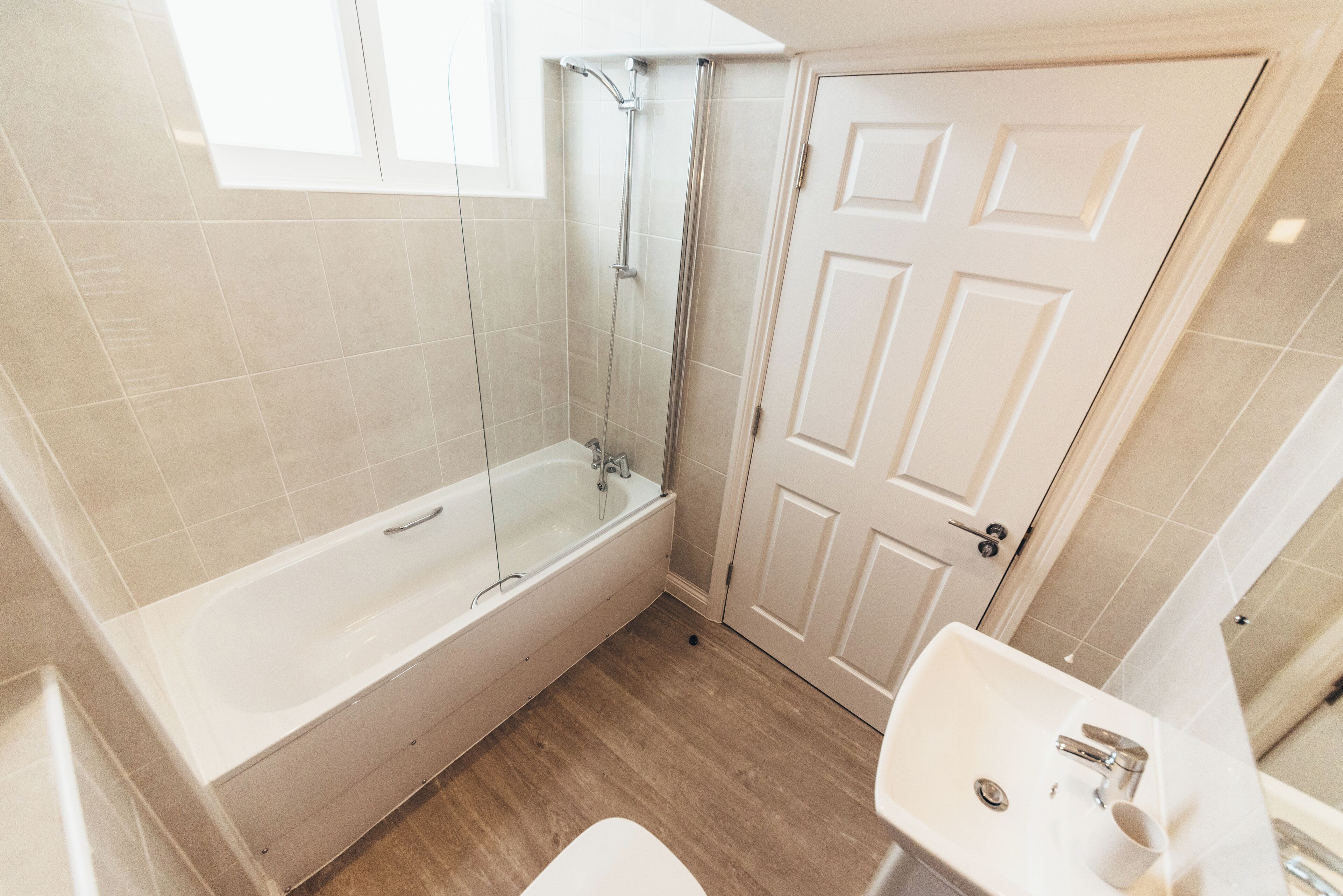Une salle de bain avec une baignoire, une douche et un lavabo.