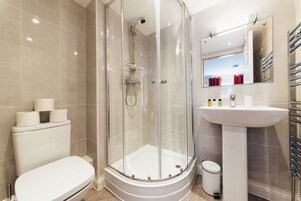 Ücretsiz banyo/kozmetik ürünleri, saç kurutma makinesi, havlu