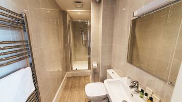 Business Studio | Bathroom | Free toiletries, hair dryer, towels