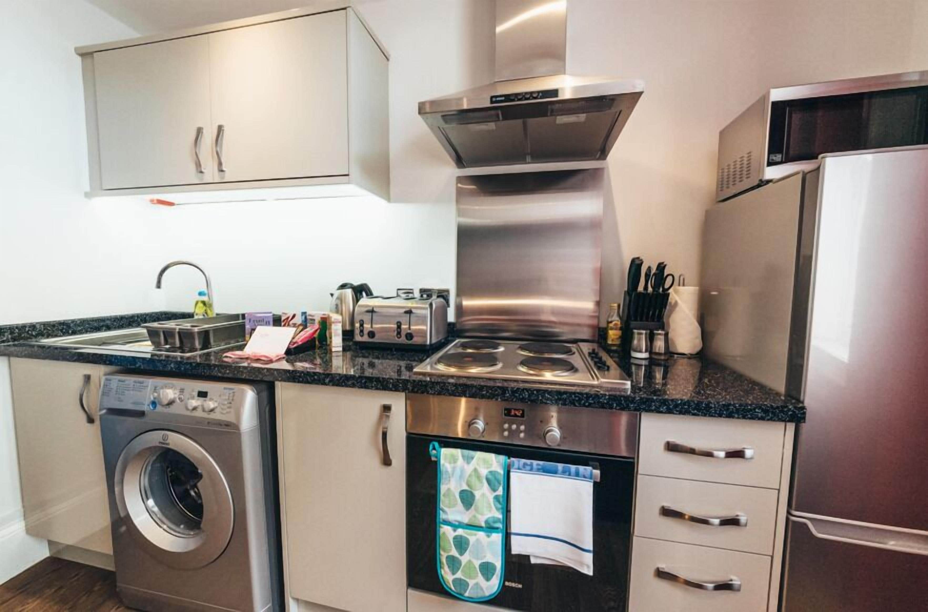 Business Studio | Private kitchen | Full-size fridge, microwave, oven, stovetop
