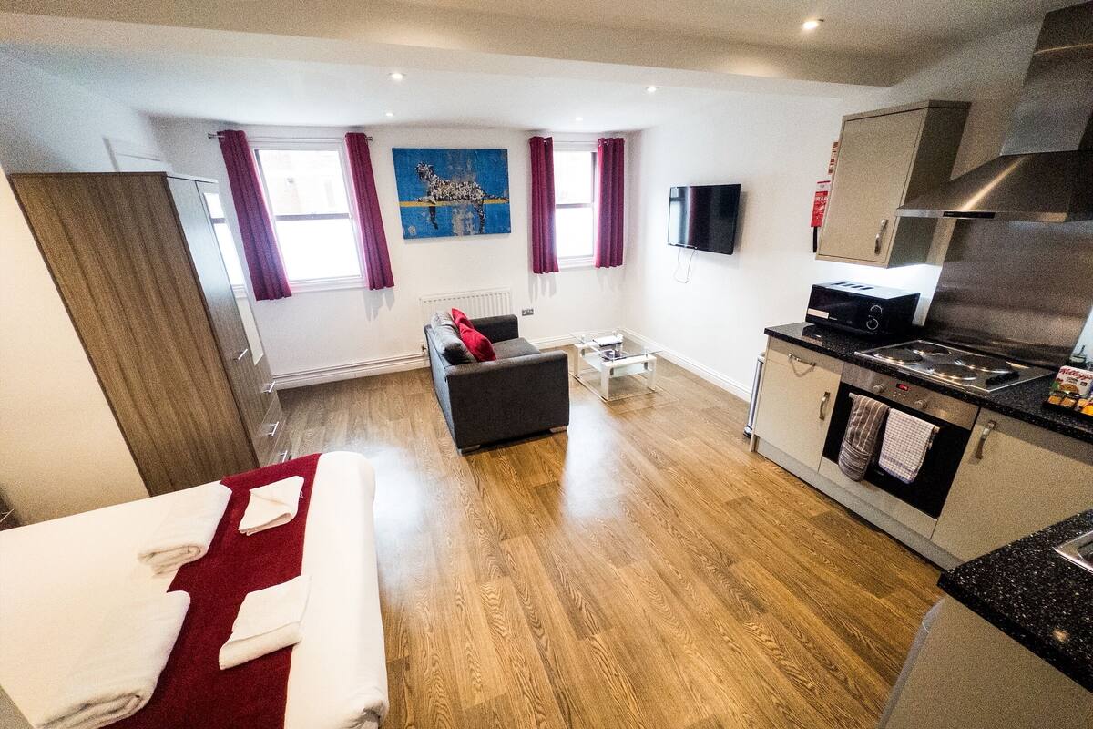 Business Studio | 2 bedrooms, in-room safe, soundproofing, iron/ironing board