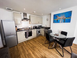 Refrigerador con congelador, microondas, horno y parrilla de estufa 