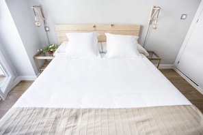 Quarto casal clássico, 1 cama de casal (Interior) | Escrivaninha, cortinas blackout, Wi-Fi de cortesia, roupa de cama