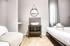 Desk, blackout curtains, free WiFi, bed sheets - Hola Rooms (Madrid)