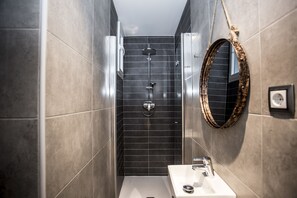 Twin kamer (Interior) | Badkamer | Een douche, gratis toiletartikelen, een haardroger, handdoeken