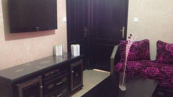 Apartment | Living room | Flat-screen TV