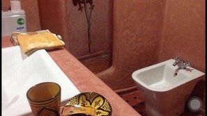 Căn hộ, 2 phòng ngủ | Phòng tắm | Buồng tắm vòi sen, máy sấy tóc, khăn tắm 