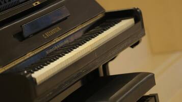 Un piano con exterior negro y una etiqueta que dice "BECHSTEIN".