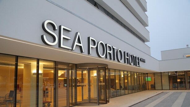 L’extérieur de l’hôtel Sea Porto présente un design moderne, avec de grandes baies vitrées et une entrée imposante.