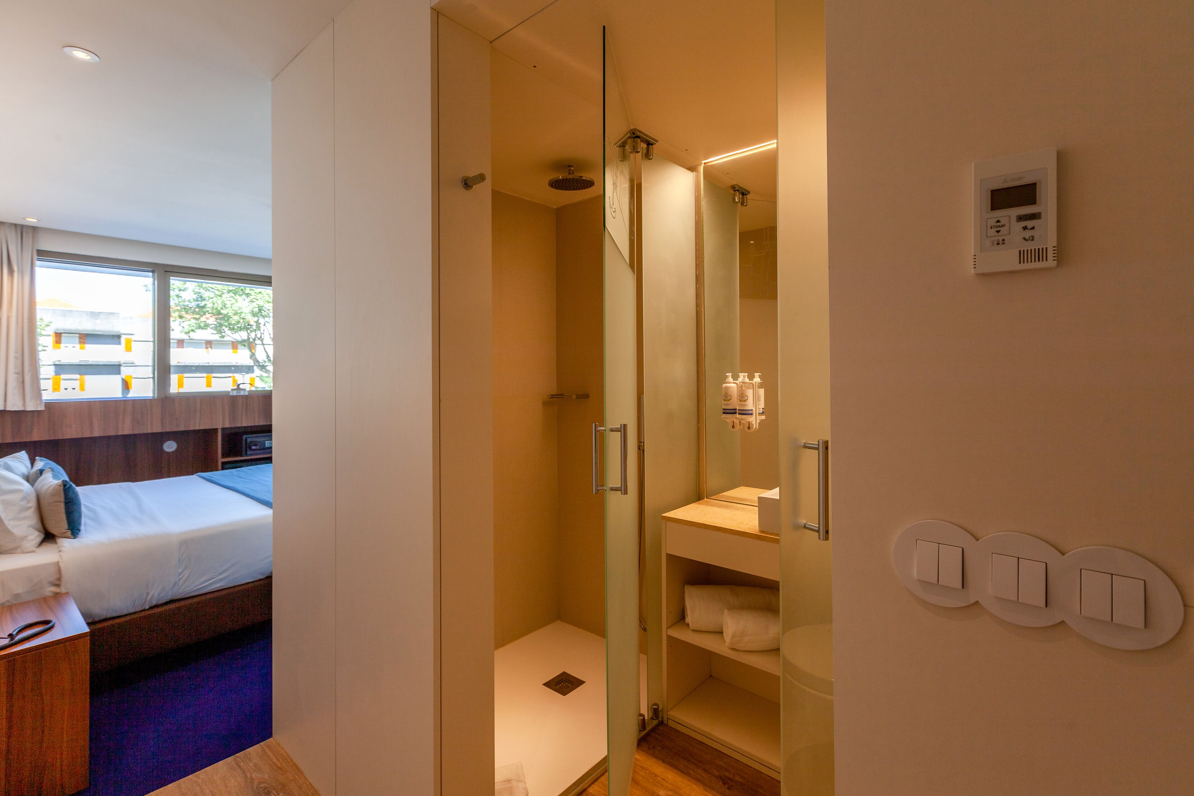 double room | bathroom | shower, free toiletries, hair dryer, towels