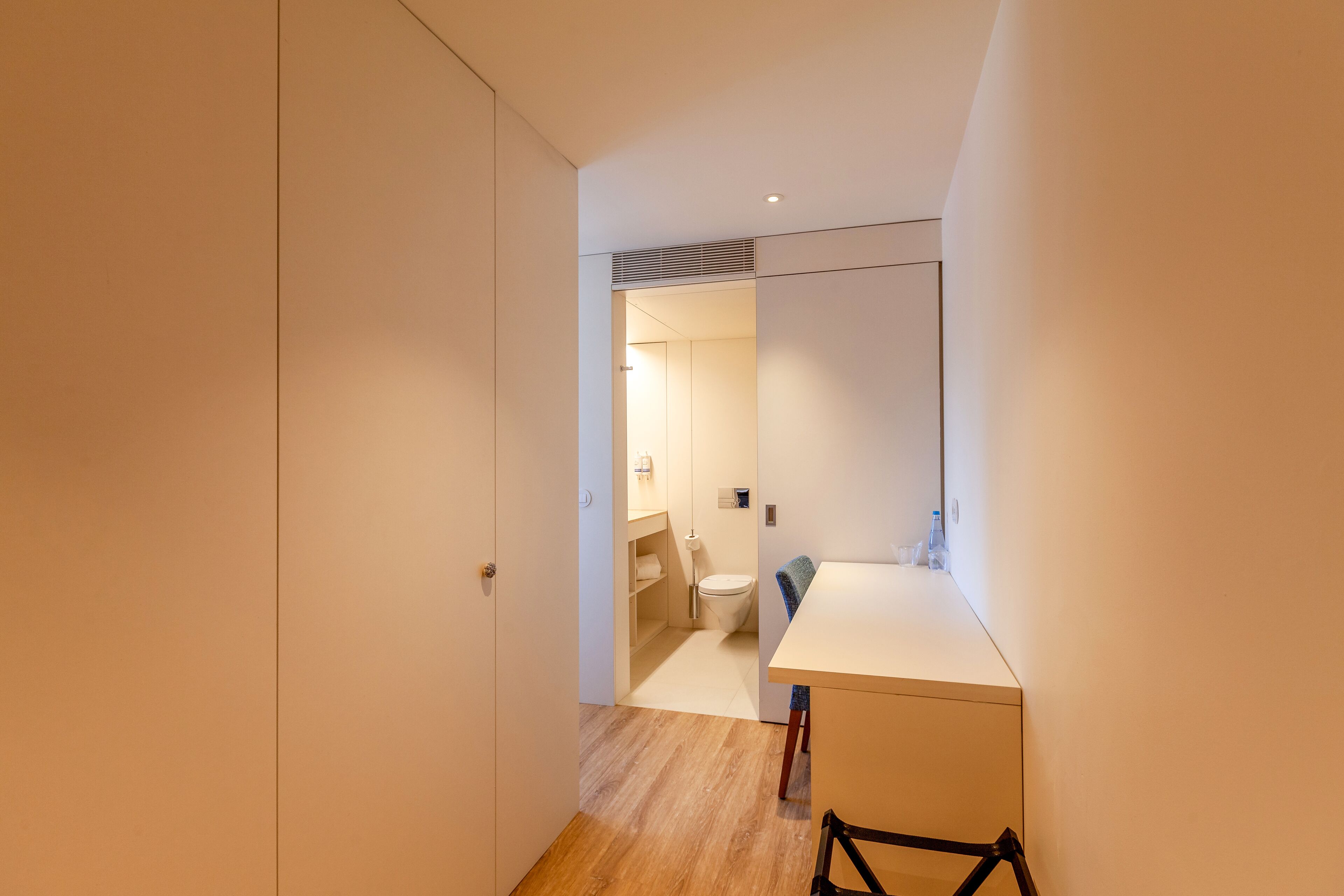 single room | 1 bedroom, minibar, in-room safe, desk