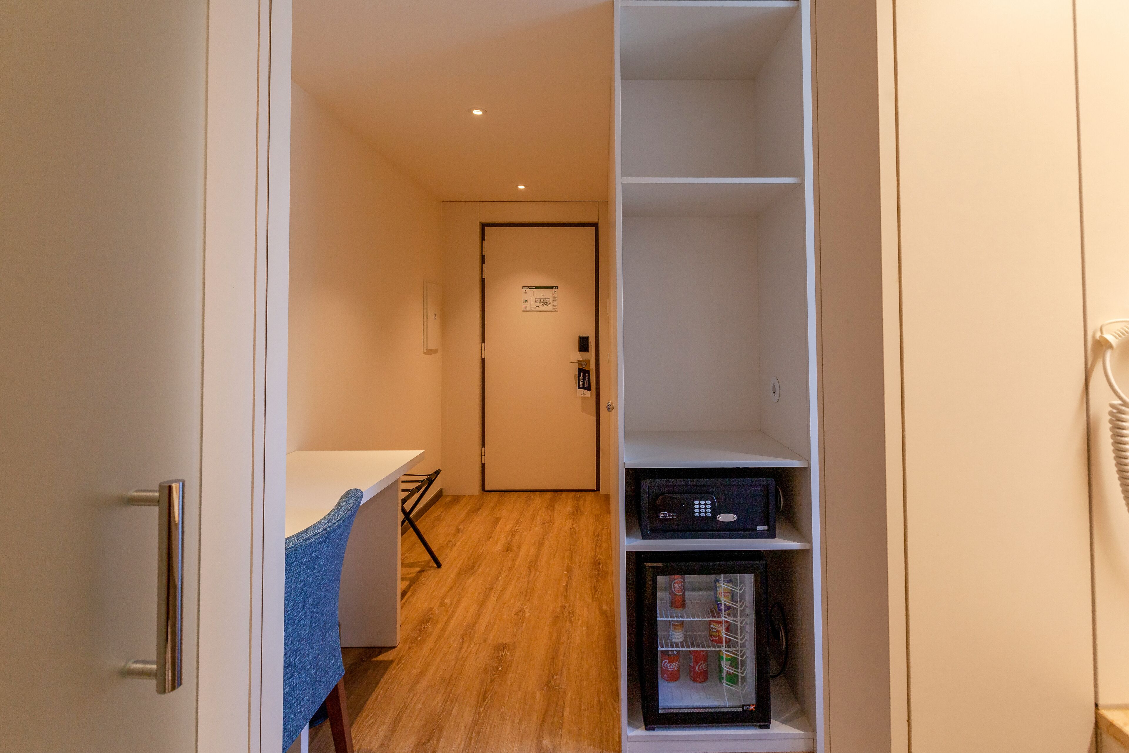 single room | 1 bedroom, minibar, in-room safe, desk