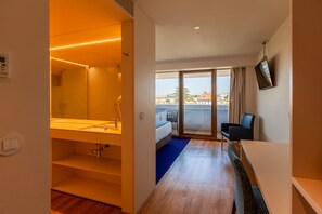 Habitación Premium | Baño | Regadera, amenidades de baño gratuitas, secadora de cabello, toallas 