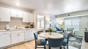 One Bedroom Suite with Full Kitchen | Área de estar | TV de tela plana