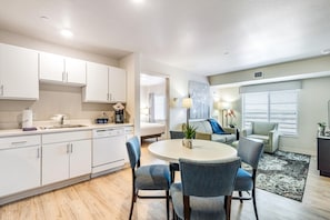 One Bedroom Suite with Full Kitchen | Área de estar | TV de tela plana