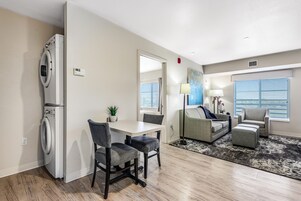 One Bedroom Suite with Full Kitchen | 洗衣