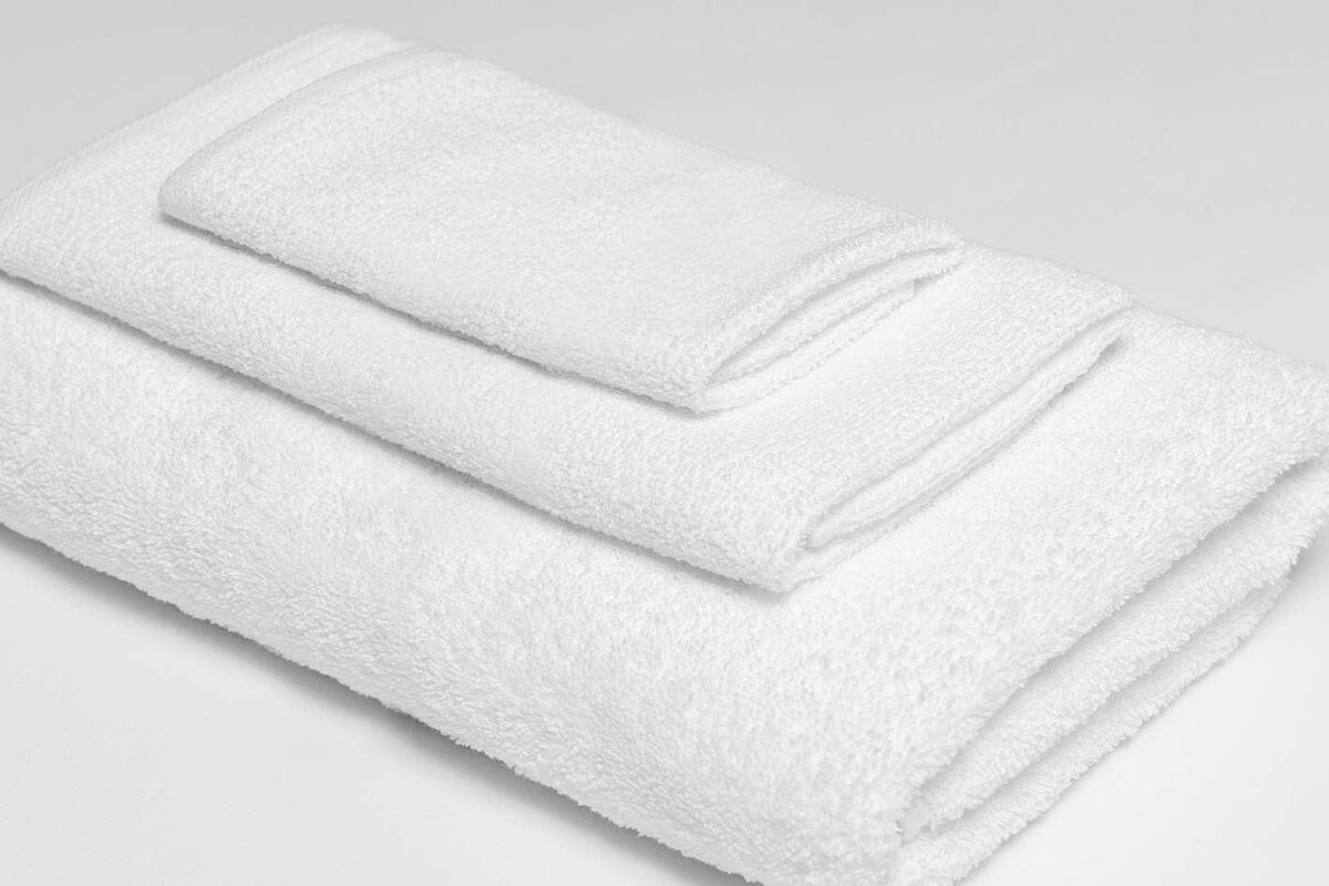 Une serviette blanche soigneusement pliée.