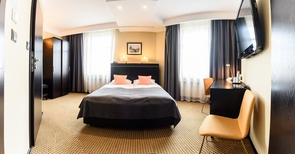 Standard-Doppel- oder -Zweibettzimmer | Zimmersafe, Schreibtisch, Verdunkelungsvorhänge, Bügeleisen/Bügelbrett