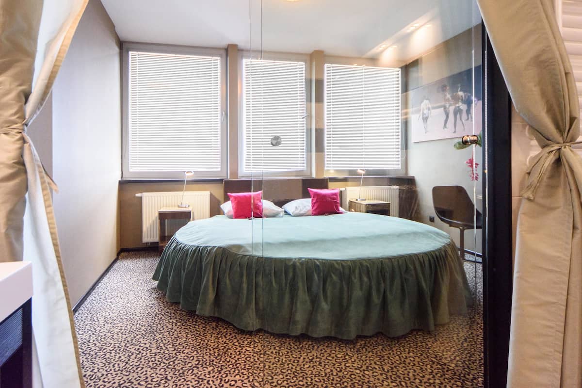 Luxury Apartment | In-room safe, desk, blackout drapes, iron/ironing board