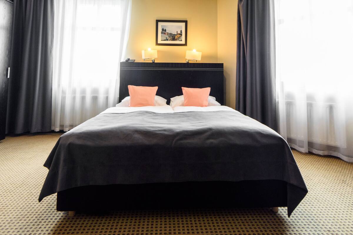 Premium Single Room | In-room safe, desk, blackout drapes, iron/ironing board