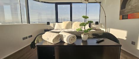 7 bedrooms, desk, iron/ironing board, travel cot